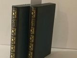 deux livres posés sur une table