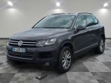 La Volkswagen Touareg est garée dans le garage, sur un sol à damier.