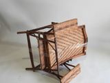 une chaise en osier sur laquelle est posé un porte-revues