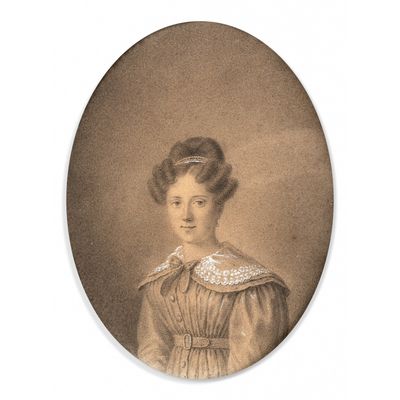 portrait d'une femme en robe avec un col en dentelle