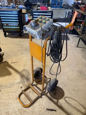 un petit chariot sur lequel se trouvent tout un tas d'outils
