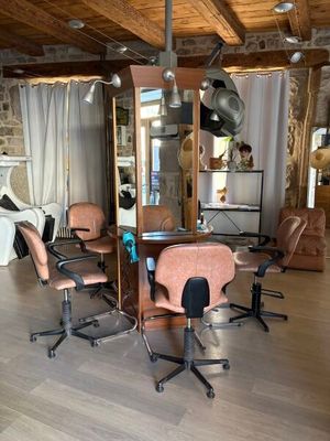 une pièce où se trouvent de nombreuses chaises et une table