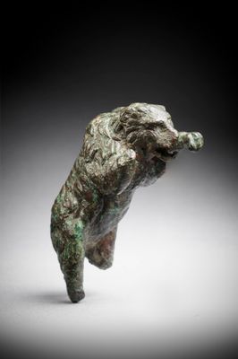 un gros plan sur la statue d'un chien posée sur une surface blanche