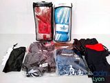 de nombreux articles emballés dans des sacs posés sur la table