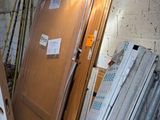 une porte ouverte dans une pièce en cours de rénovation