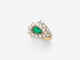 une bague en émeraude et diamant