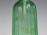 une bouteille en verre vert munie d'un bouchon en métal