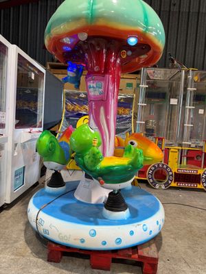 une image représentant un manège de fête foraine avec une méduse et une grenouille