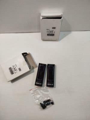 deux piles et une boîte de piles sur la table
