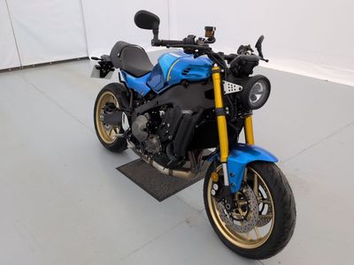 une moto bleue garée dans une pièce