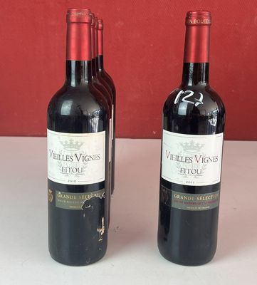 plusieurs bouteilles de vin sont alignées sur une table