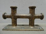 un objet métallique qui ressemble à une croix, posé par terre
