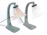 deux lampes placées l'une à côté de l'autre sur une table