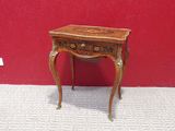 table miniature de maison de poupées avec des tiroirs et d'autres tiroirs posés dessus