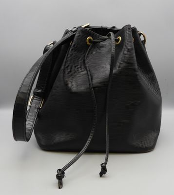 Louis VUITTON, sac Noé en cuir épi noir.