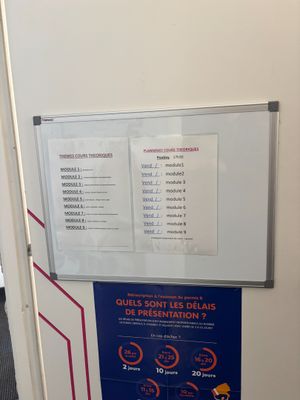 une photo d'un panneau accroché à la porte d'un avion