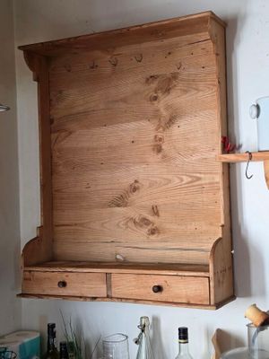une étagère en bois au-dessus d'un évier dans une cuisine