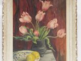 un tableau représentant des fleurs roses dans un vase, avec un citron posé sur une table