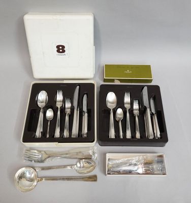 une boîte d'argenterie posée sur une table