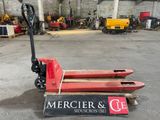 une photo d'un chariot élévateur dans un entrepôt