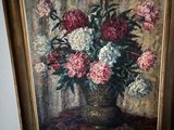 une peinture de fleurs dans un vase sur une table
