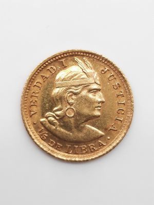 gros plan d'une pièce d'or sur une surface blanche