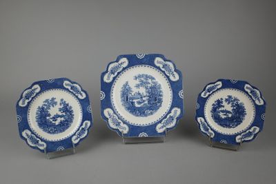 trois assiettes bleues et blanches ornées de motifs