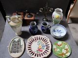 une table sur laquelle sont posées de nombreuses assiettes et vases