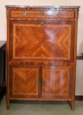 une armoire en bois avec un plateau en marbre, posée sur un tapis vert