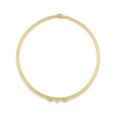 un collier ras-du-cou en or jaune orné de deux petits diamants sur fond blanc