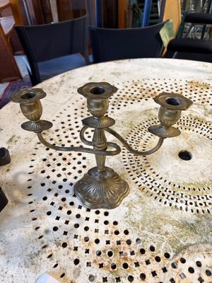 Bougeoir à trois bras de lumière en bronze, le fût mouvementé - Photo 1