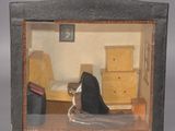 une photo d'une maison de poupées avec un lit et des commodes