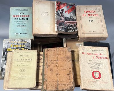 plusieurs vieux livres sont empilés sur une table