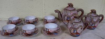 six tasses et une théière posées sur une table