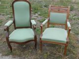 une paire de fauteuils rembourrés verts posés dans un champ