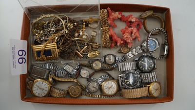 une boîte remplie de montres de toutes sortes et d'autres montres