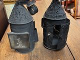 deux lanternes noires posées sur une table en bois
