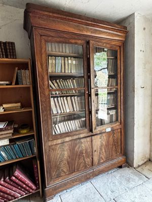 une bibliothèque remplie de livres, placée dans un coin de la pièce