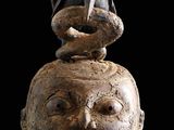sculpture représentant la tête d'une femme avec un serpent sur la tête
