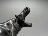 une statue en argent représentant un taureau la gueule ouverte