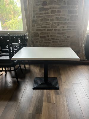 une table et des chaises dans une pièce aux murs en pierre