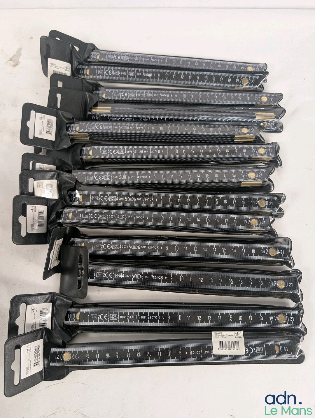 Lot de 13 règles pliantes en métal de 1,5 mètre.