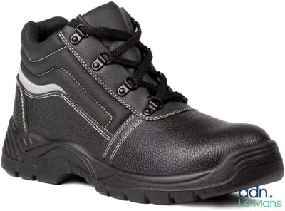 un gros plan sur une paire de chaussures de travail noires sur fond blanc