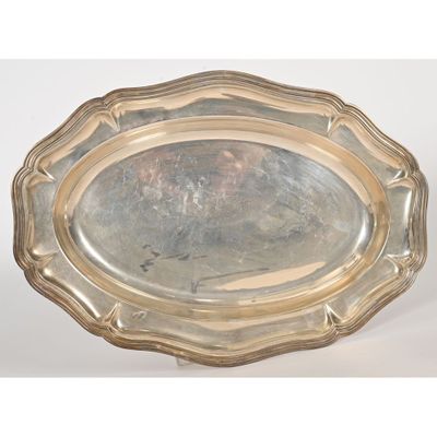 une assiette en argent antique sur fond blanc avec un fond blanc