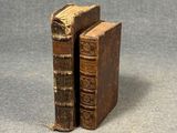 paire de serre-livres anciens sur fond gris