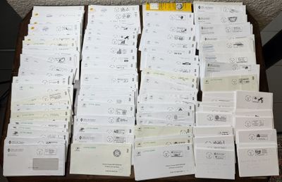 de nombreuses feuilles empilées les unes sur les autres