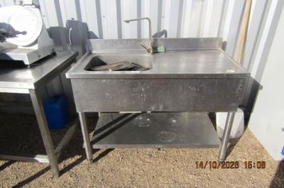 un évier placé à côté d'une table