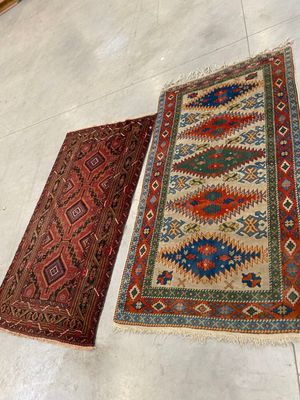 deux tapis orientaux posés au sol dans une pièce