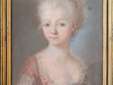 portrait d'une jeune fille en robe rose, encadré d'un cadre doré