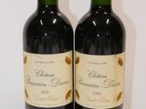 deux bouteilles de vin posées sur une table